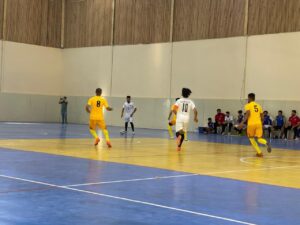 استضافت كلية المعارف الجامعة بطولة دوري كرة الصالات التي يقيمها الاتحاد العراقي لكرة القدم- لجنة الصالات- فرع الانبار وذلك على قاعة احمد راضي الرياضية.ضمن تعاون مشترك بين كلية المعارف الجامعة و الاتحاد العراقي فرع الانبار. حيث استمرت البطولة لمدة خمسة ايام. من جانبه اكدت الجهة المستضيفة على توفير كافة مستلزمات إنجاح الدوري وترحيبهم بكافة الاندية المشاركة وأعتبرها خطوة إيجابية لمد روابط التواصل بين مؤسسات الدولة لما فيه من الخير لخدمة المجتمع.